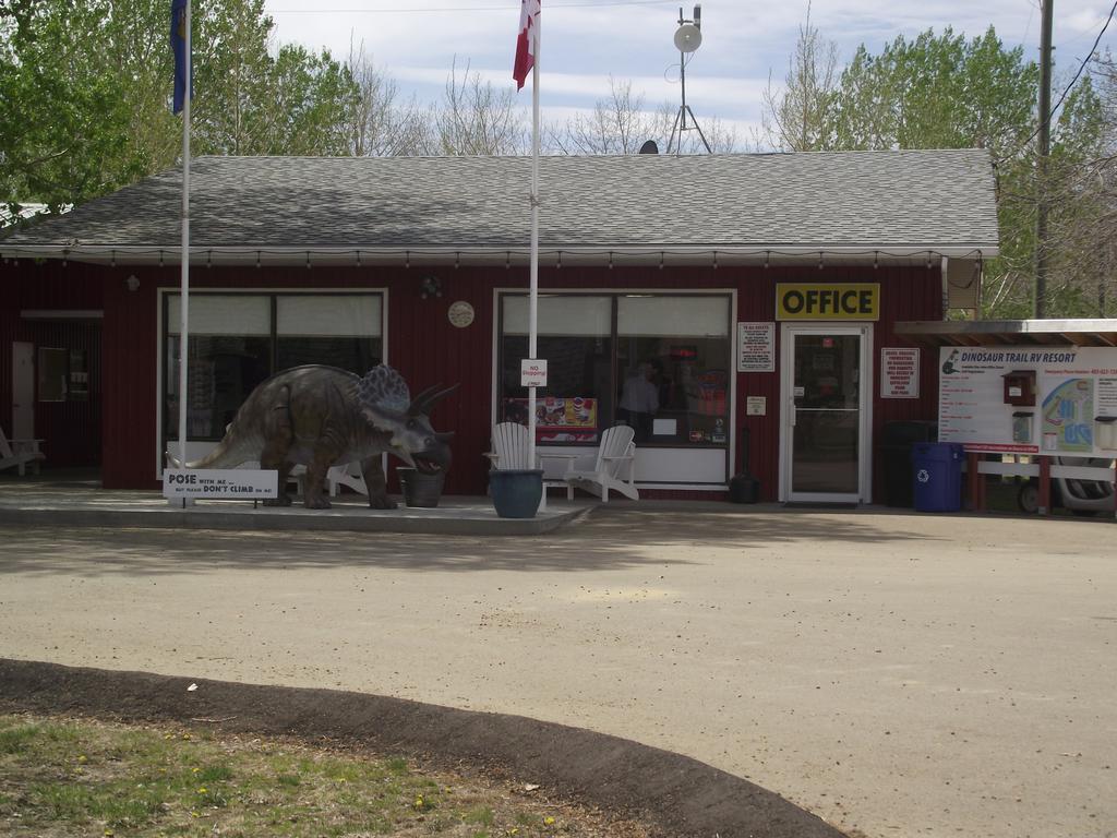 Dinosaur Trail Rv Resort & Cabins Drumheller Buitenkant foto